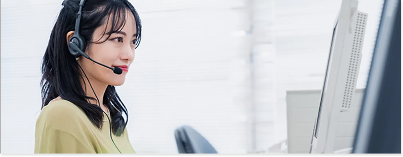 画面に向かっているオペレーターの女性。