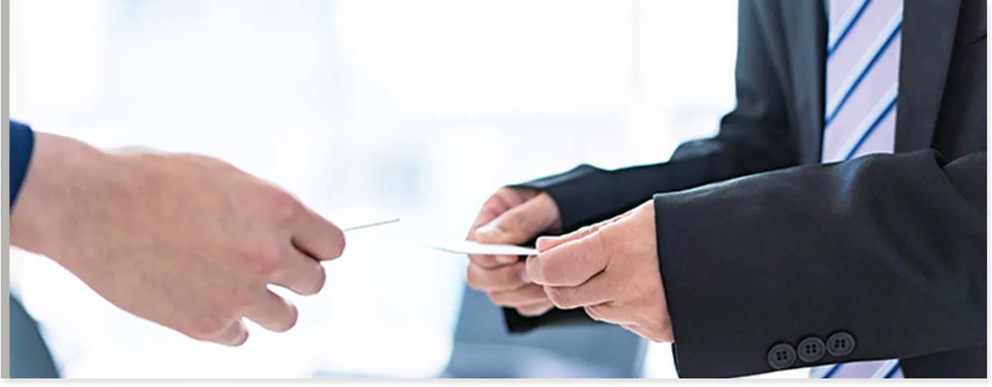 名刺交換をしている様子。